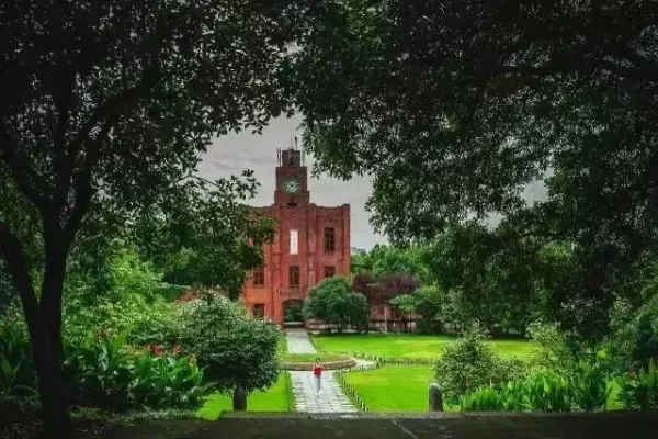  浙江大学之江校区是怎样的存在？一座融合百年文脉与法学殿堂的森林校园