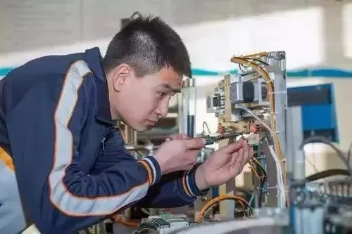 男孩子学什么专业最有前途？解析未来十年高潜力职业方向