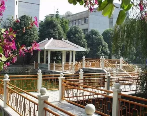  广西工业职业技术学院环境怎么样？校园生态与实训设施双优布局