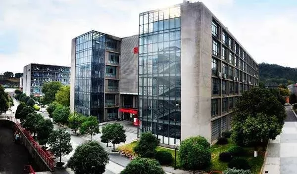 湖南工艺美术职业学院微信群：它如何赋能教育？解析其多功能应用与优化路径