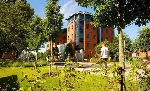 英国兰开夏大学是什么层次的院校？综合性应用型高等教育重镇