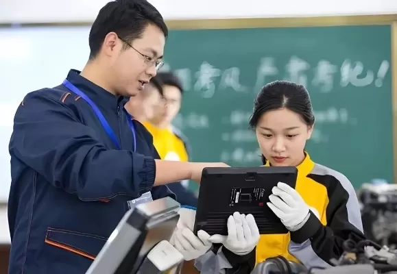 技师学院和大专哪个好？本质属于技能与学历的差异化选择